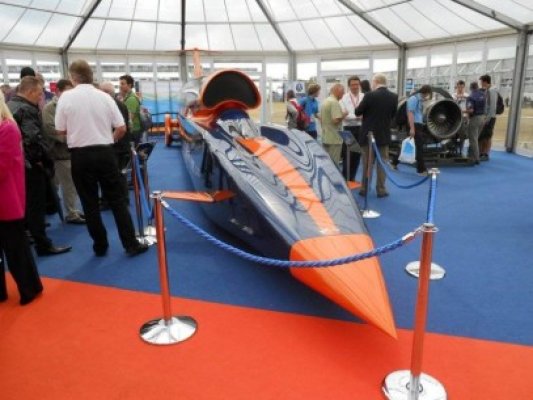 Primul test al maşinii care poate atinge 1.690 km/h a fost un succes